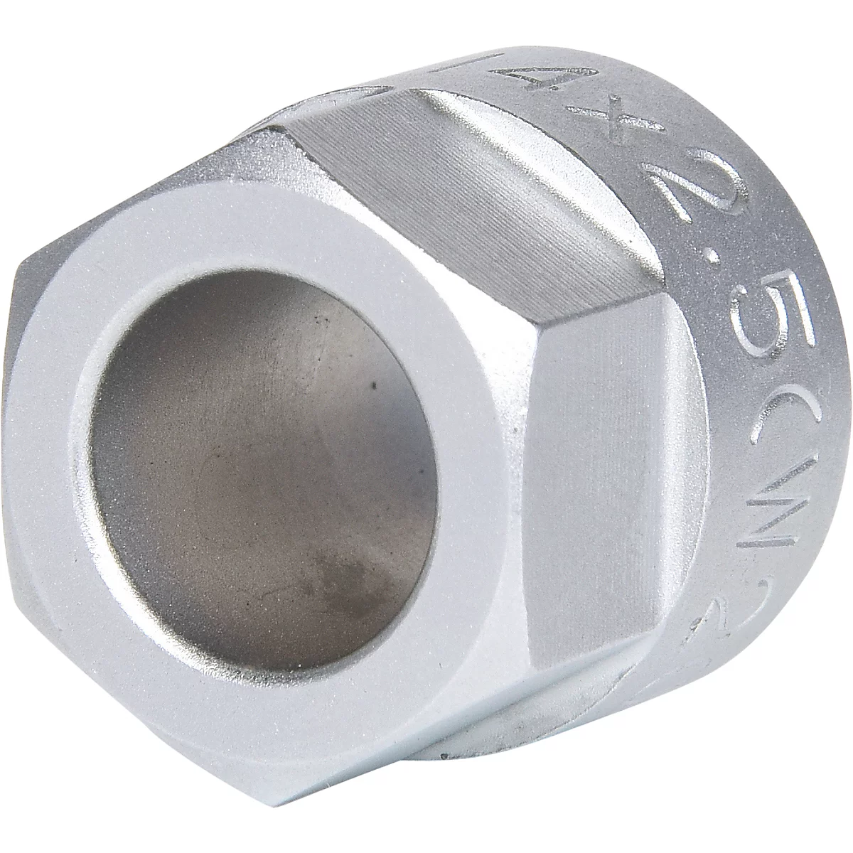 Ein sechseckiger, silberfarbener Metallschlüssel mit Loch in der Mitte. Auf der Seite ist Text eingraviert.